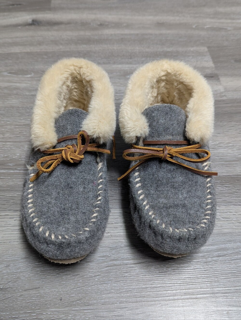 Minnetonka Gray Felt Moccasin Faux Fur Lining Size 7 Lounge Slippers